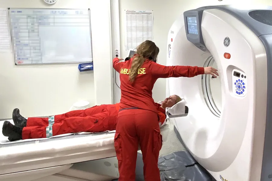 ambulansepersonell og en CT.-maskin