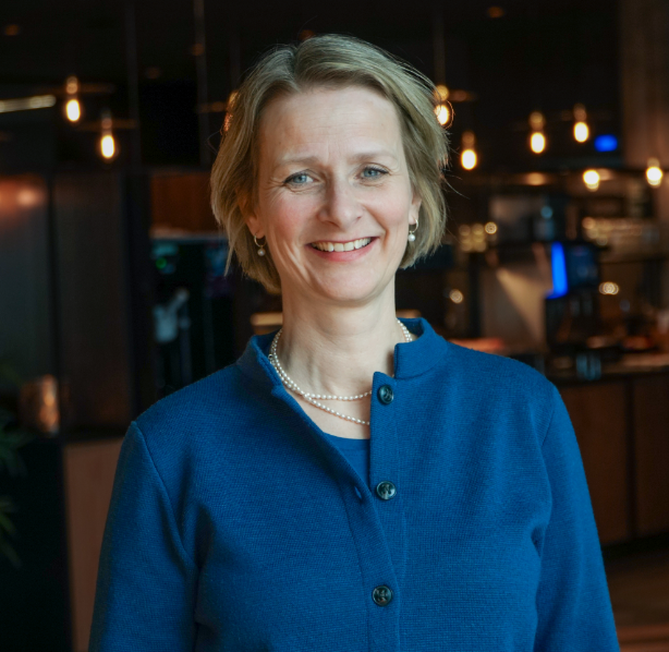 En person i blå skjorte