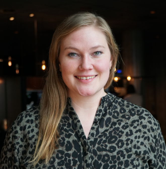 En kvinne som smiler til kameraet