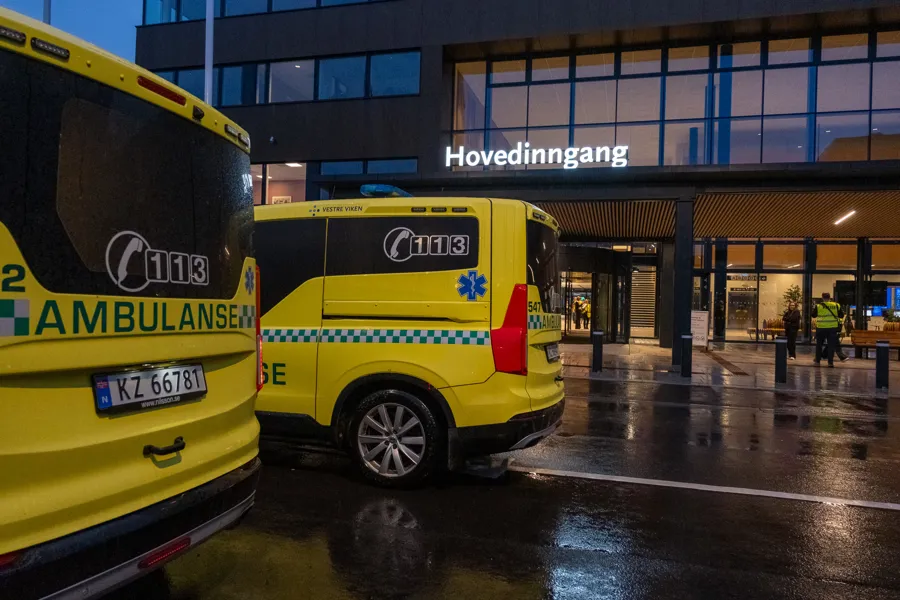 Et par busser parkert på en parkeringsplass