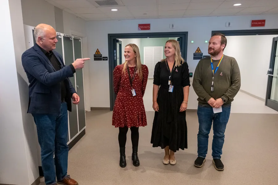 En gruppe mennesker som står i en gang