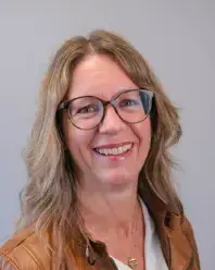 En kvinne med langt hår og briller