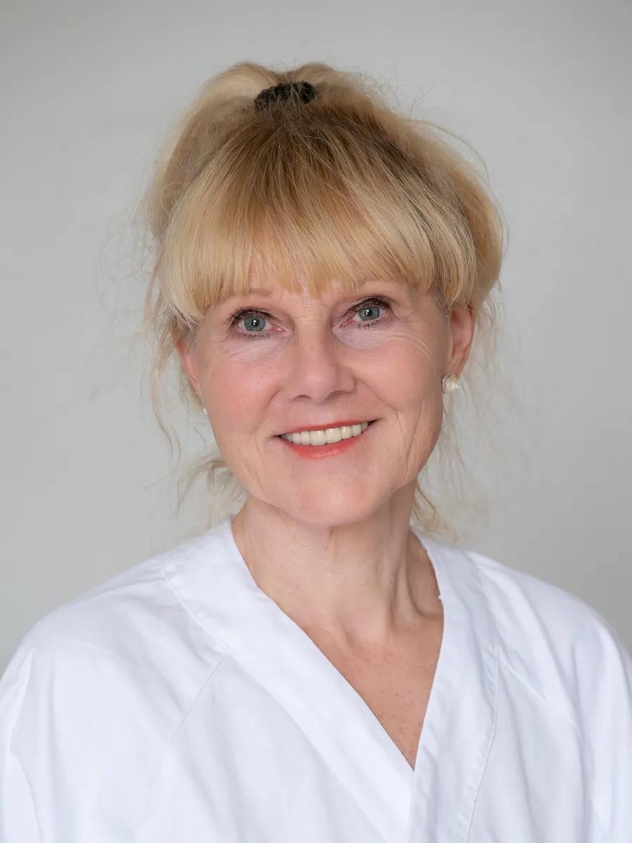 En person med blondt hår