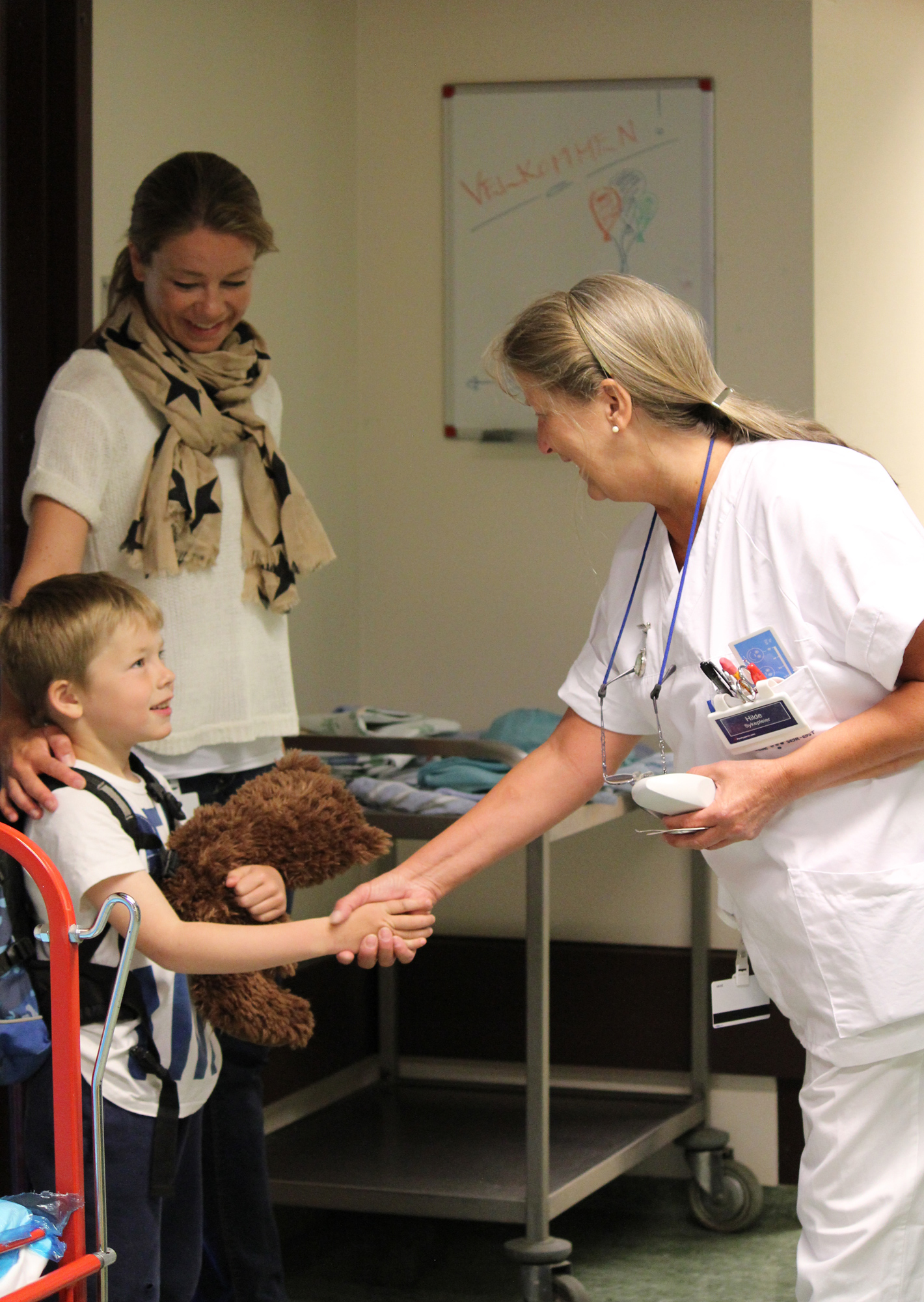 Sykepleieren hilser på Nicolai og mamma.