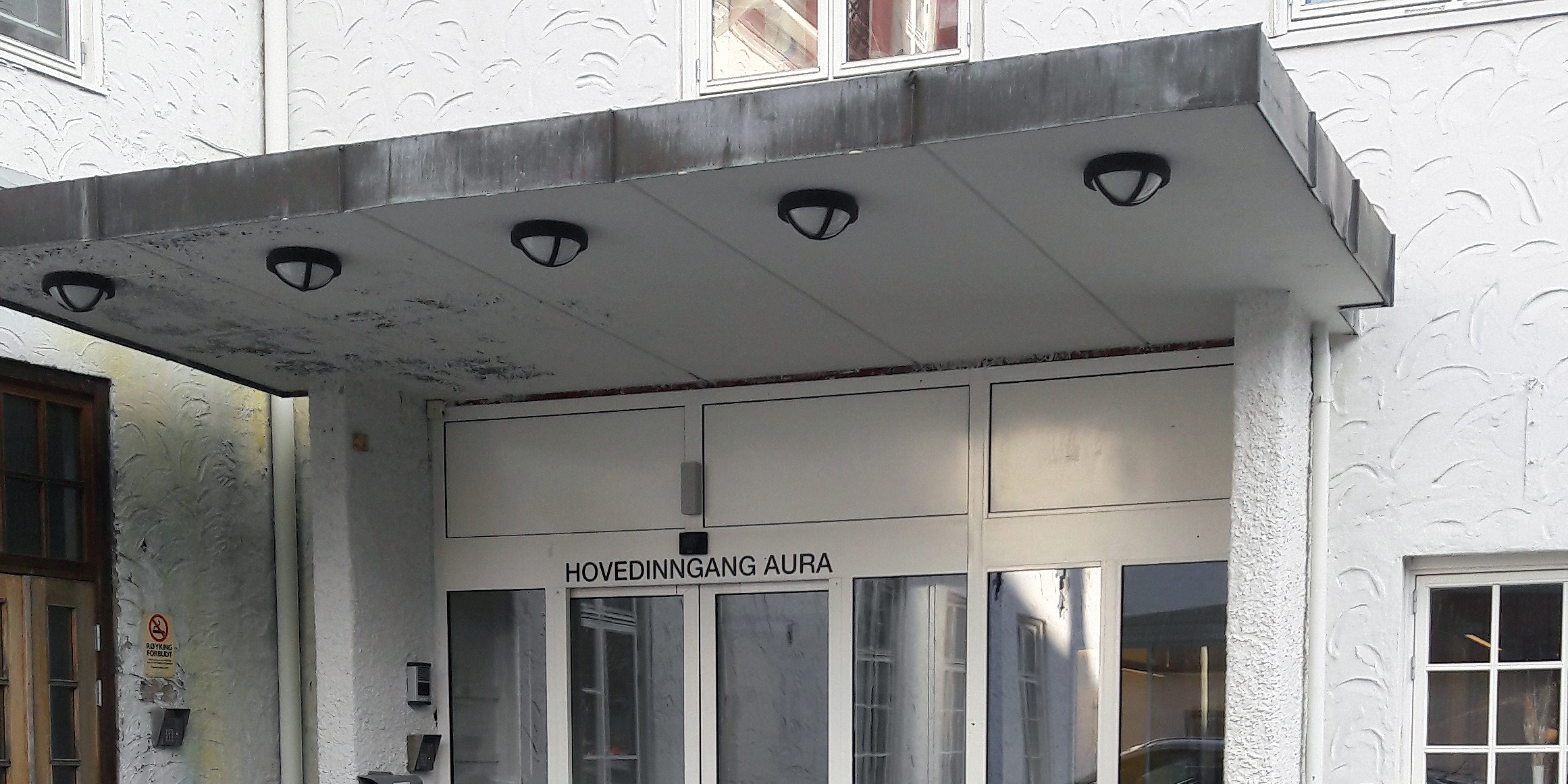 En bygning med et skilt på taket