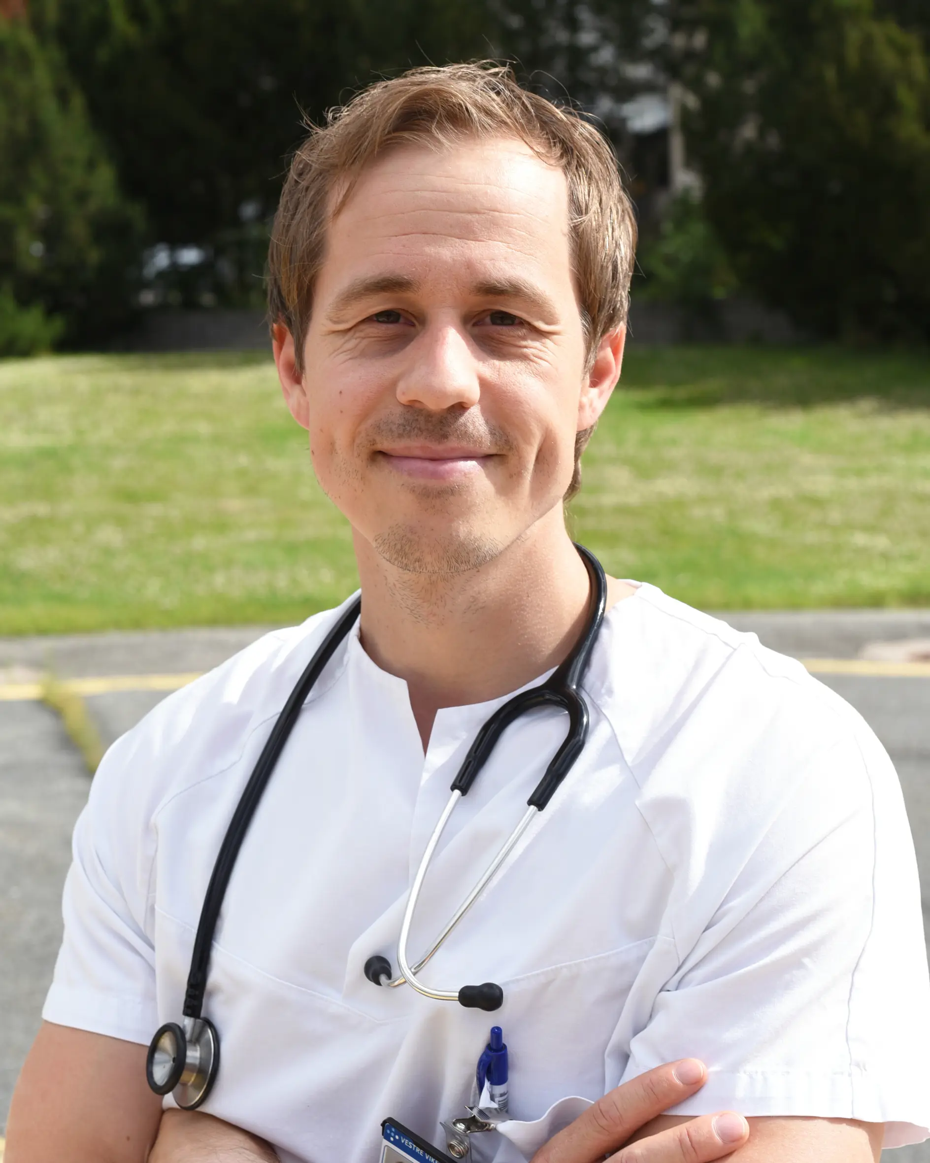 En mann med stetoskop rundt halsen