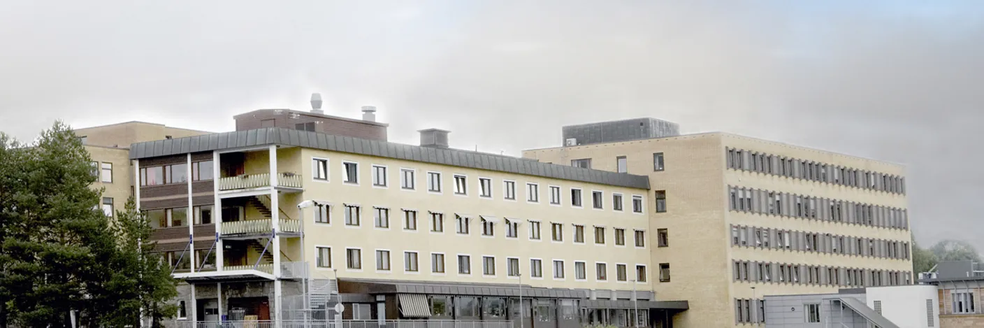 En stor bygning med mange vinduer