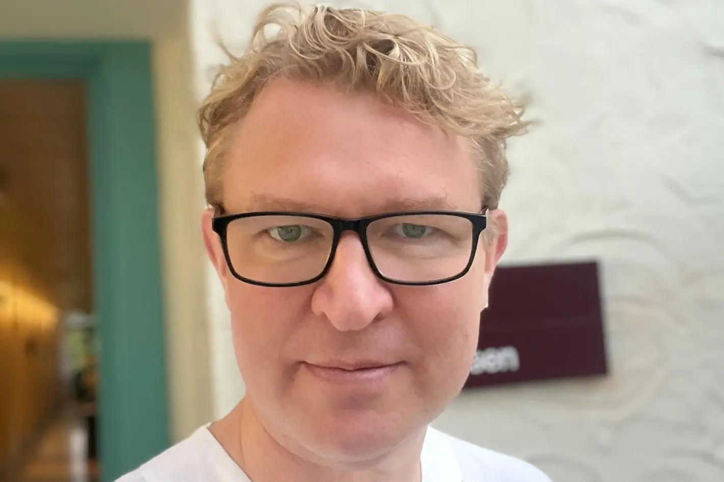 En mann med briller