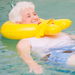 Eldre kvinne som trener i basseng
