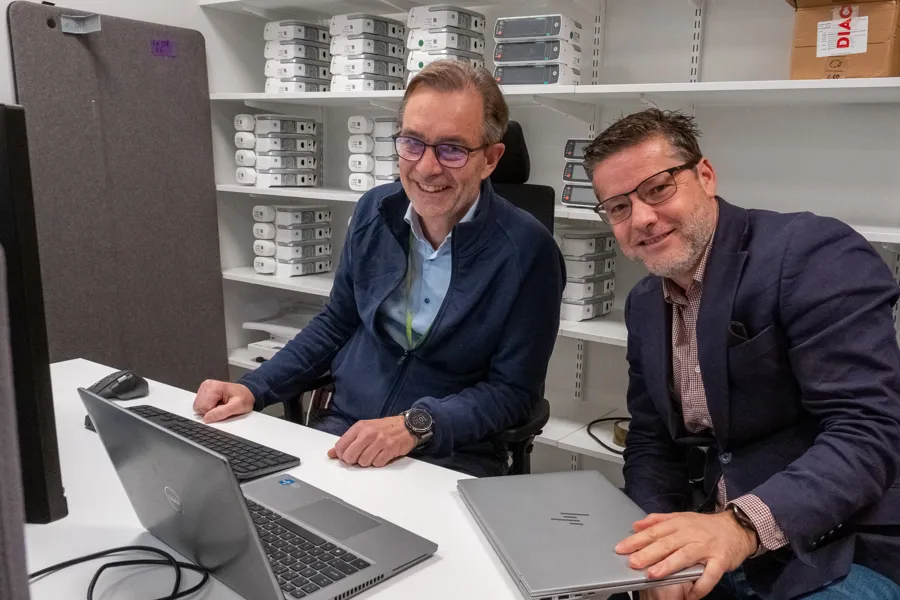 Menn som ser på bærbare datamaskiner