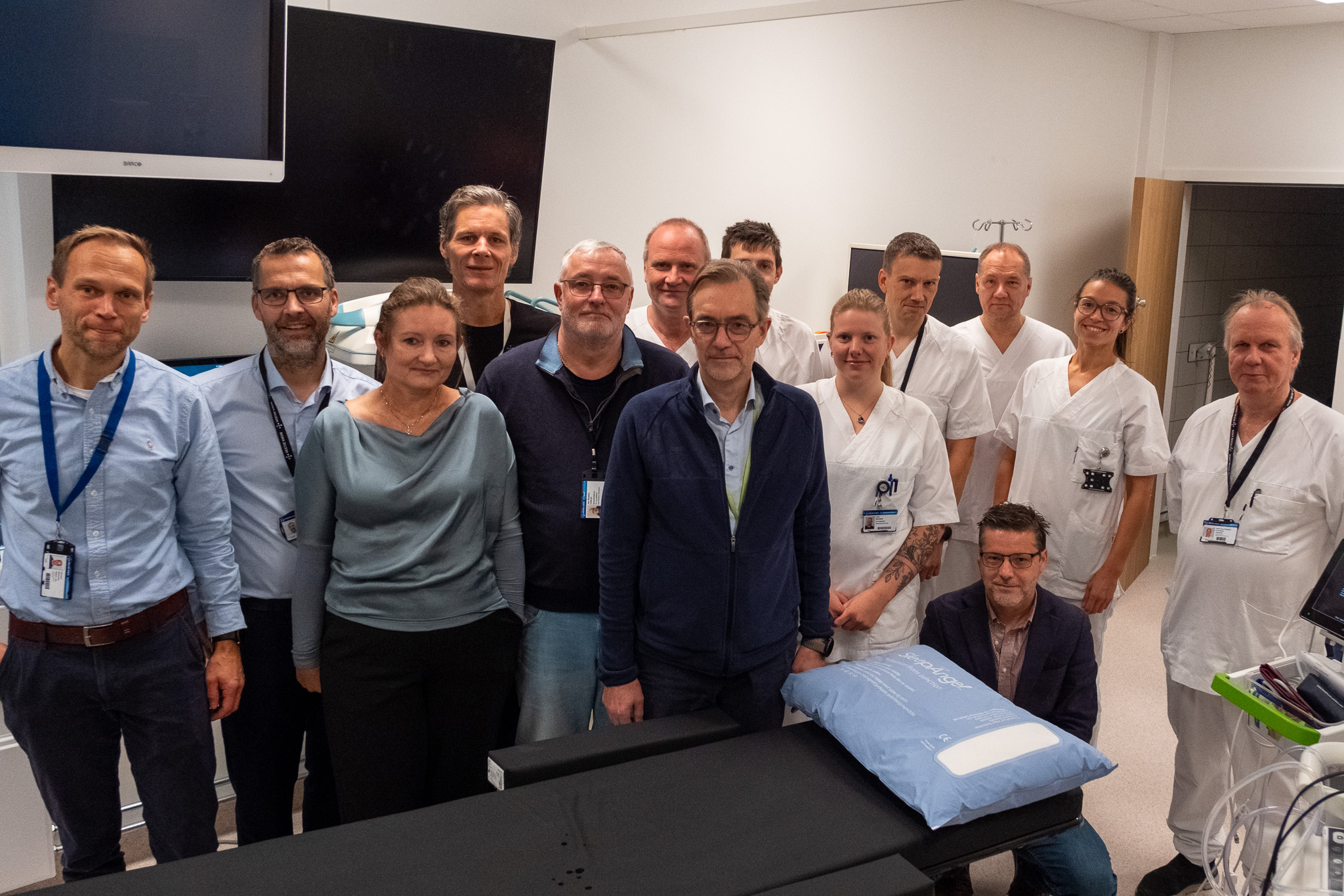 En gruppe mennesker som poserer for et bilde