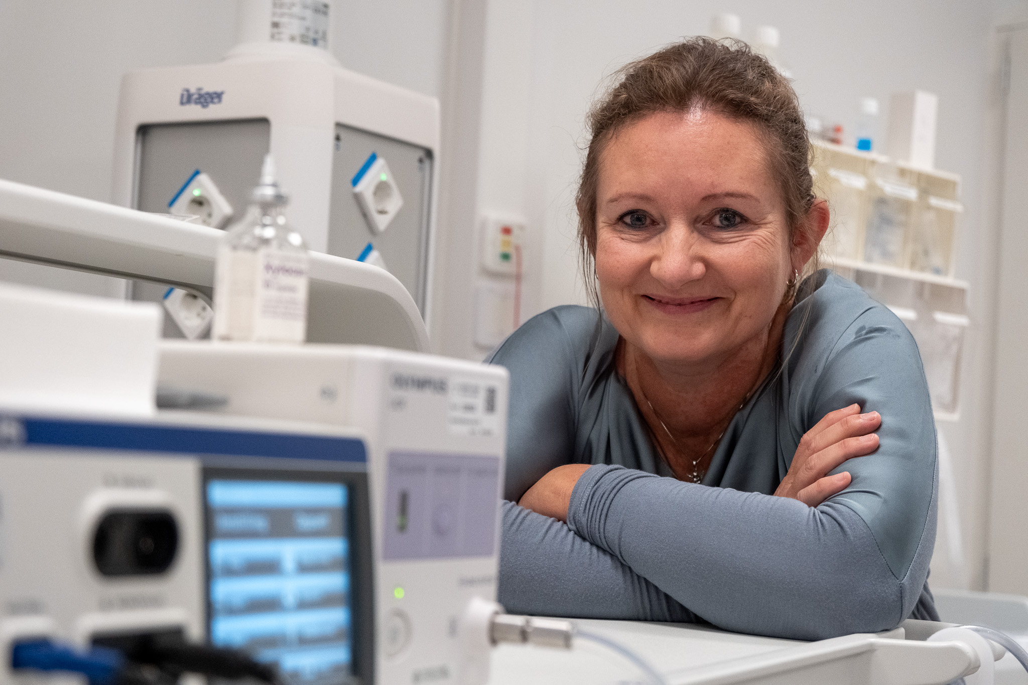 En person som sitter ved et skrivebord