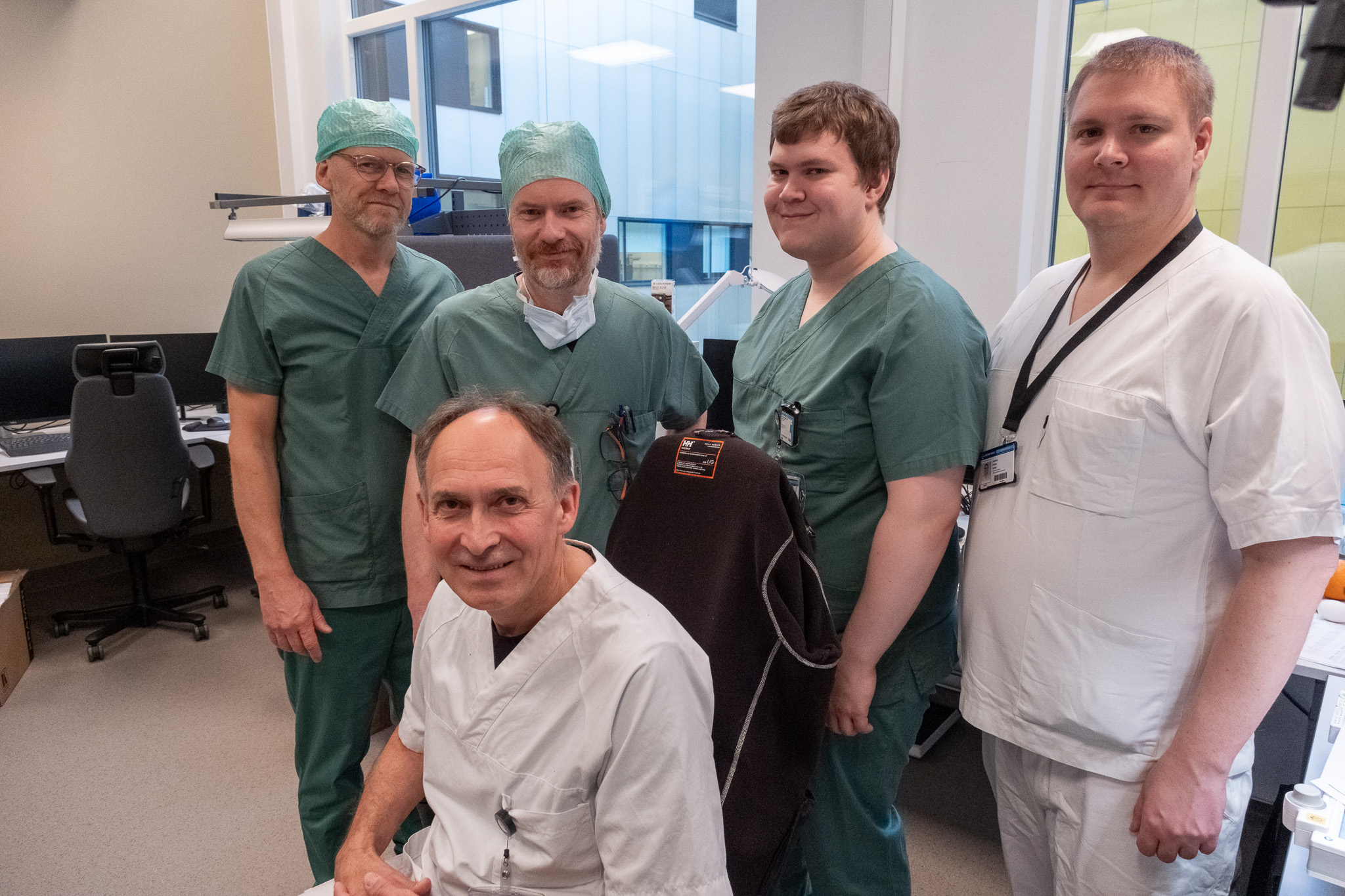 En gruppe mennesker som poserer for et bilde