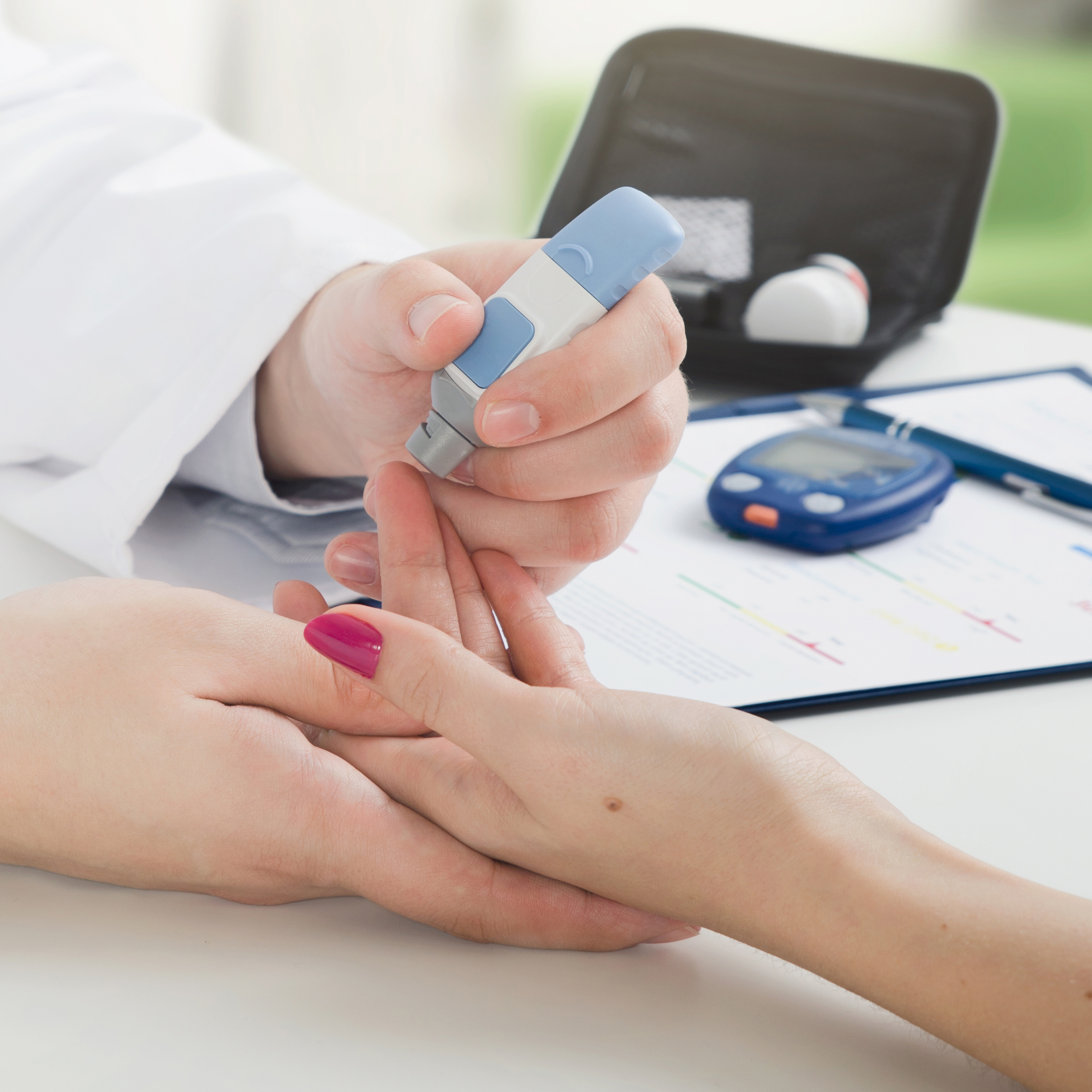 En person som holder en enhet