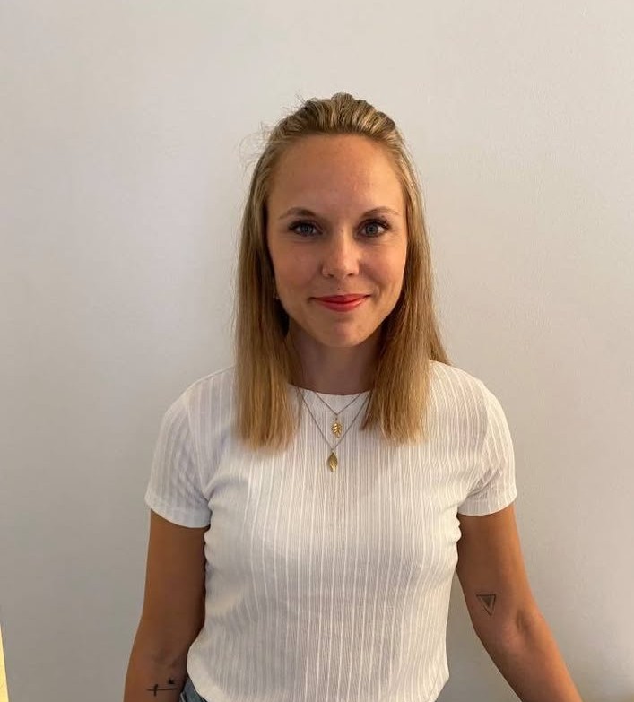 En person med blondt hår