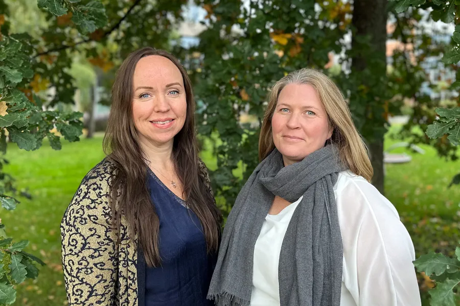 To kvinner som står sammen