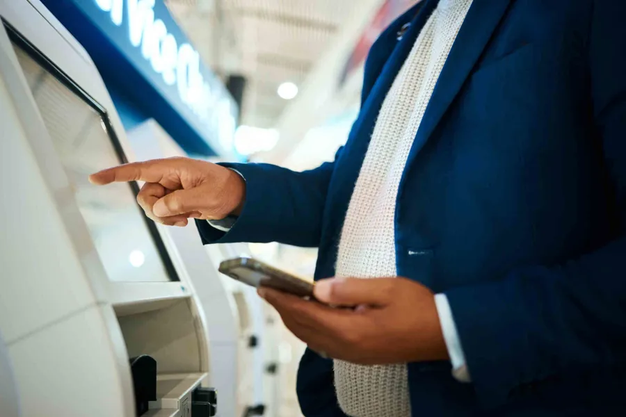 mann som sjekker inn digitalt