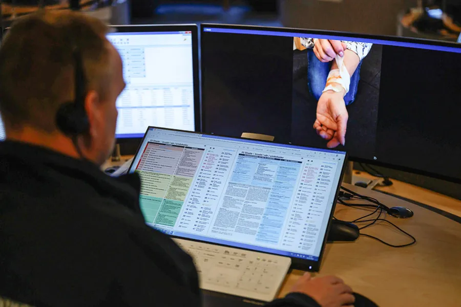 En person som peker på en skjerm