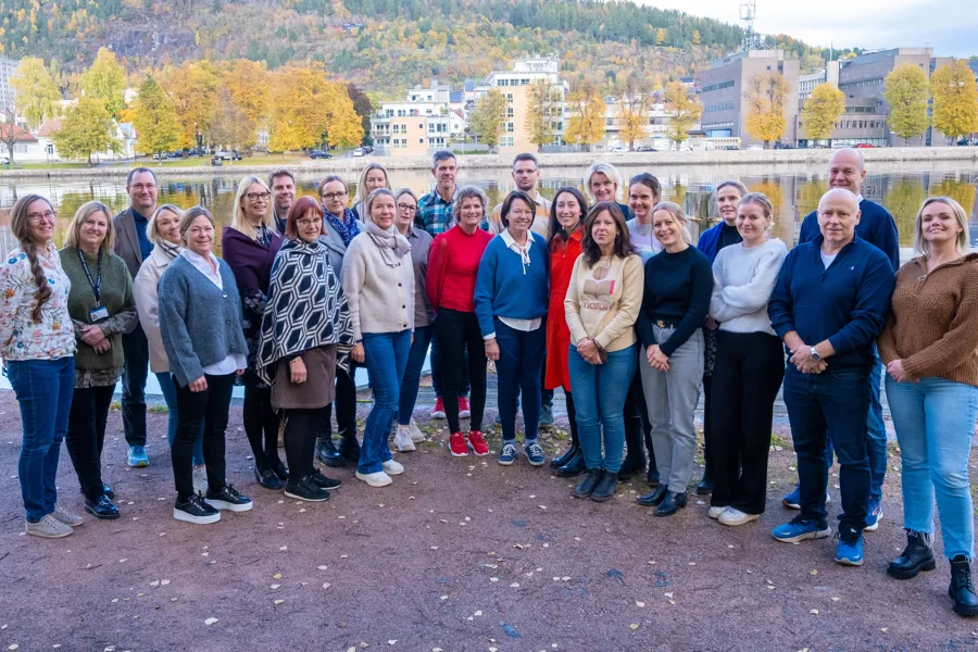 En gruppe mennesker som poserer for et bilde