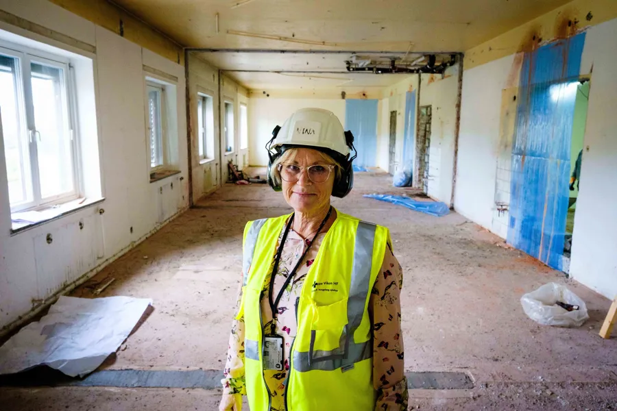 En mann iført sikkerhetsvest