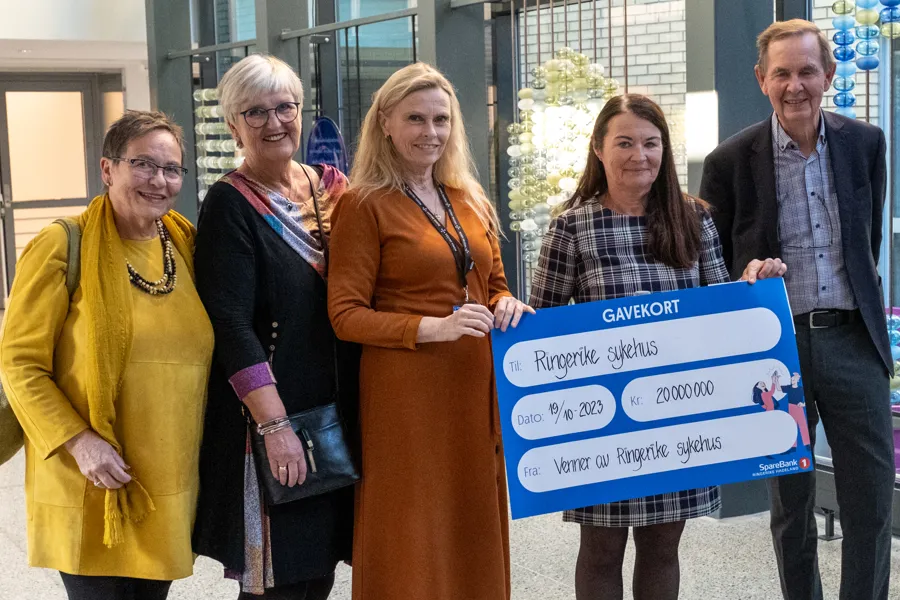 En gruppe mennesker som holder et skilt