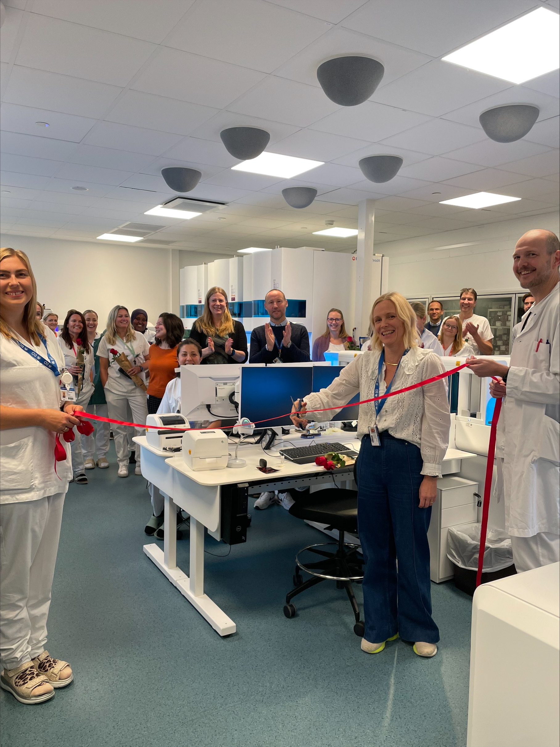 En gruppe personer i et rom