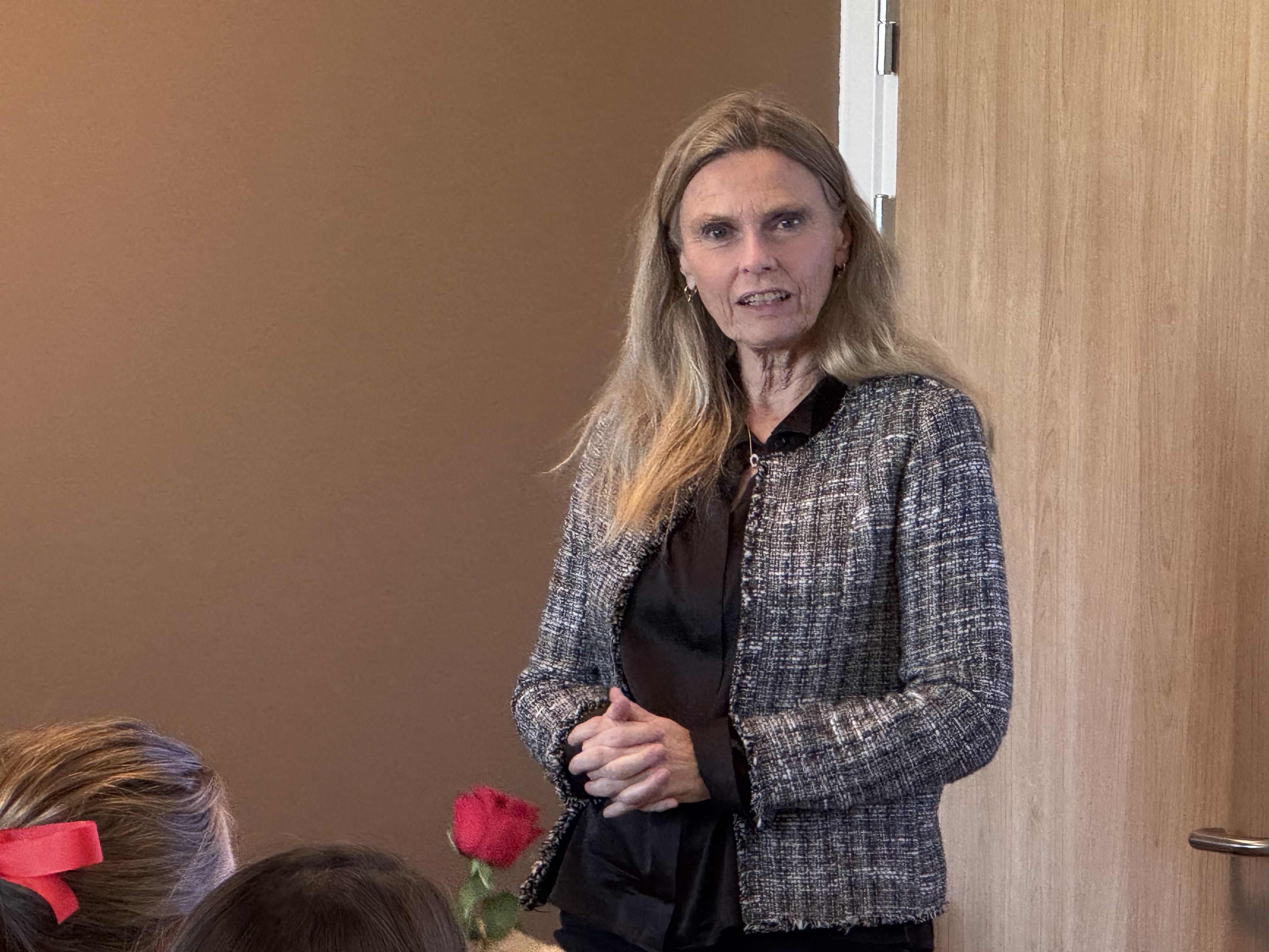 En person med langt hår