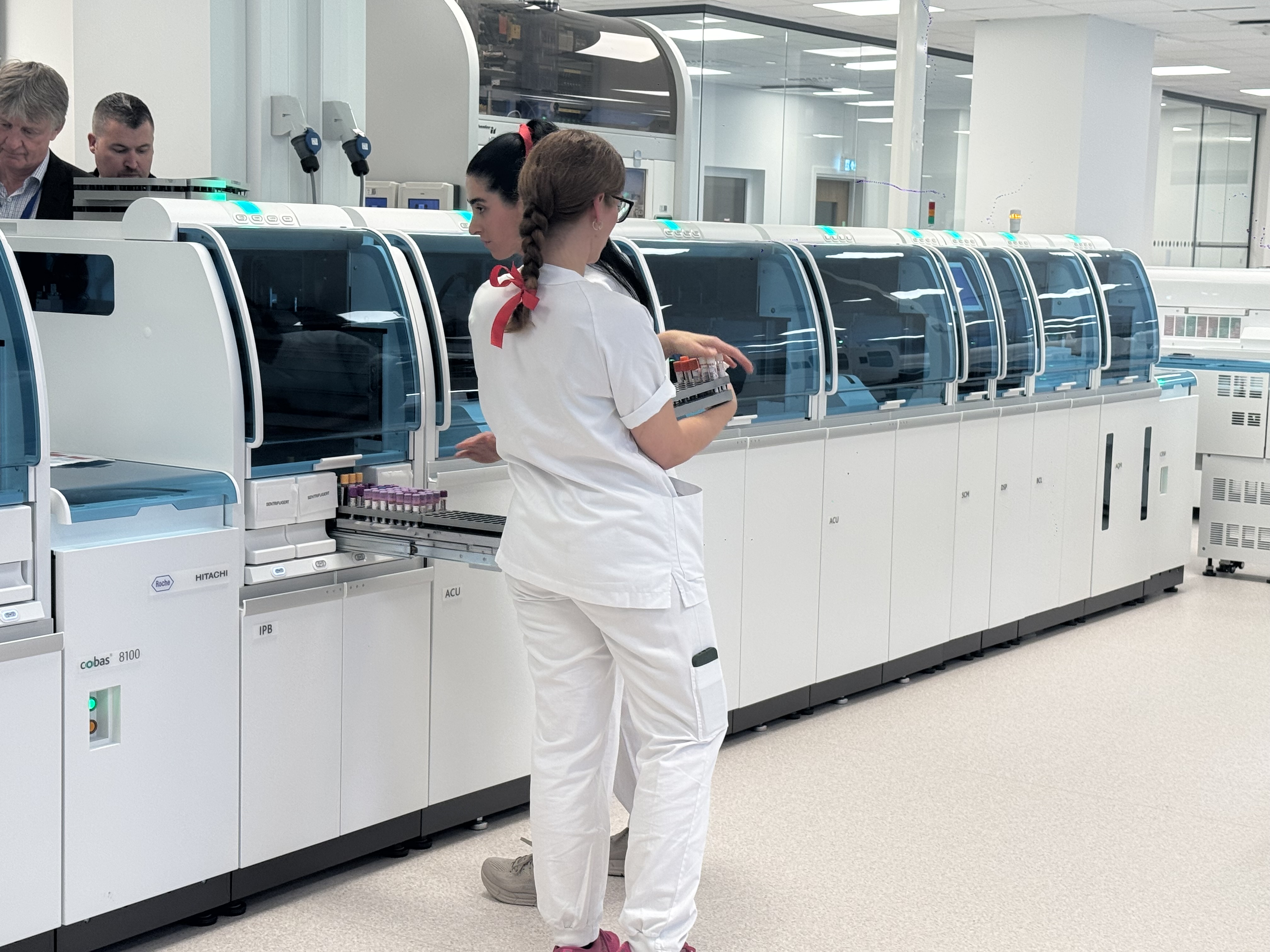 En mann i hvit skjorte