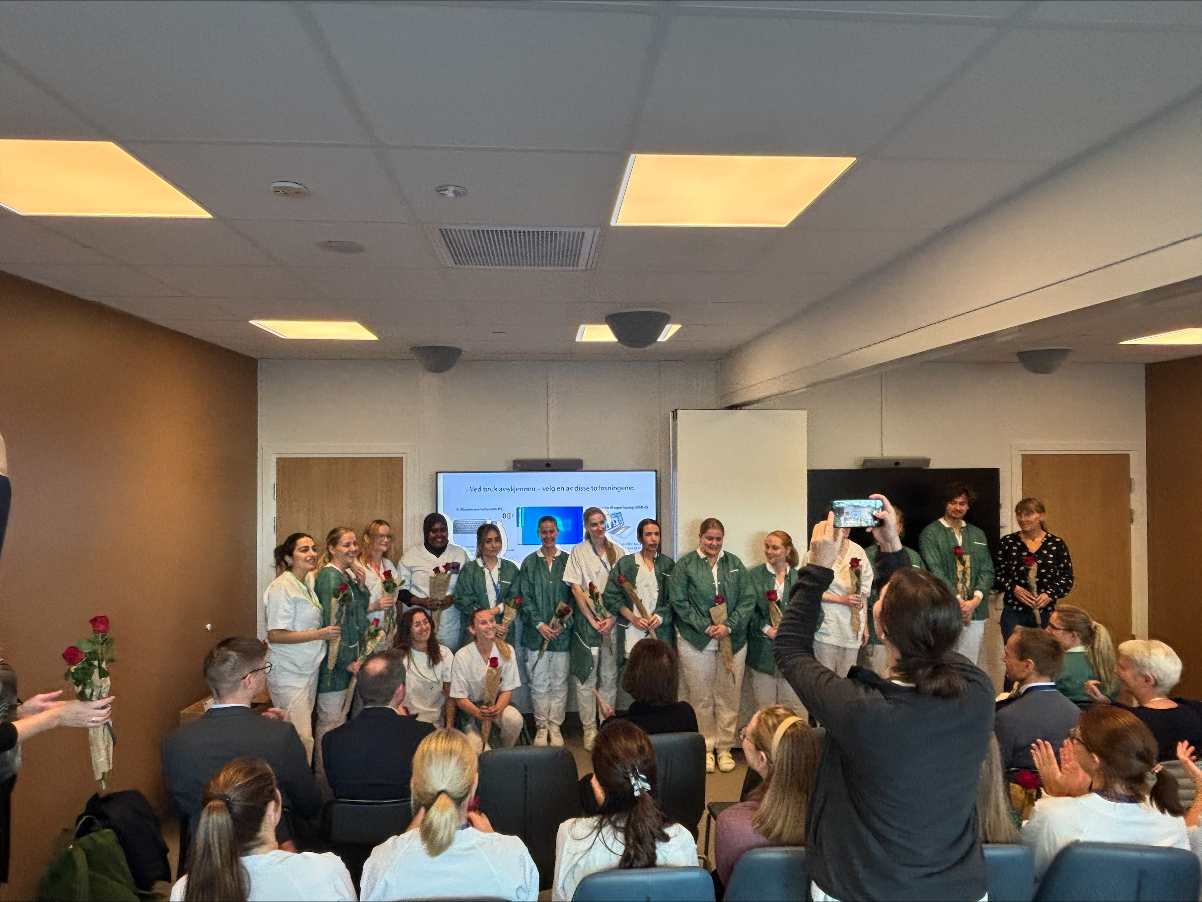 En gruppe personer i et rom