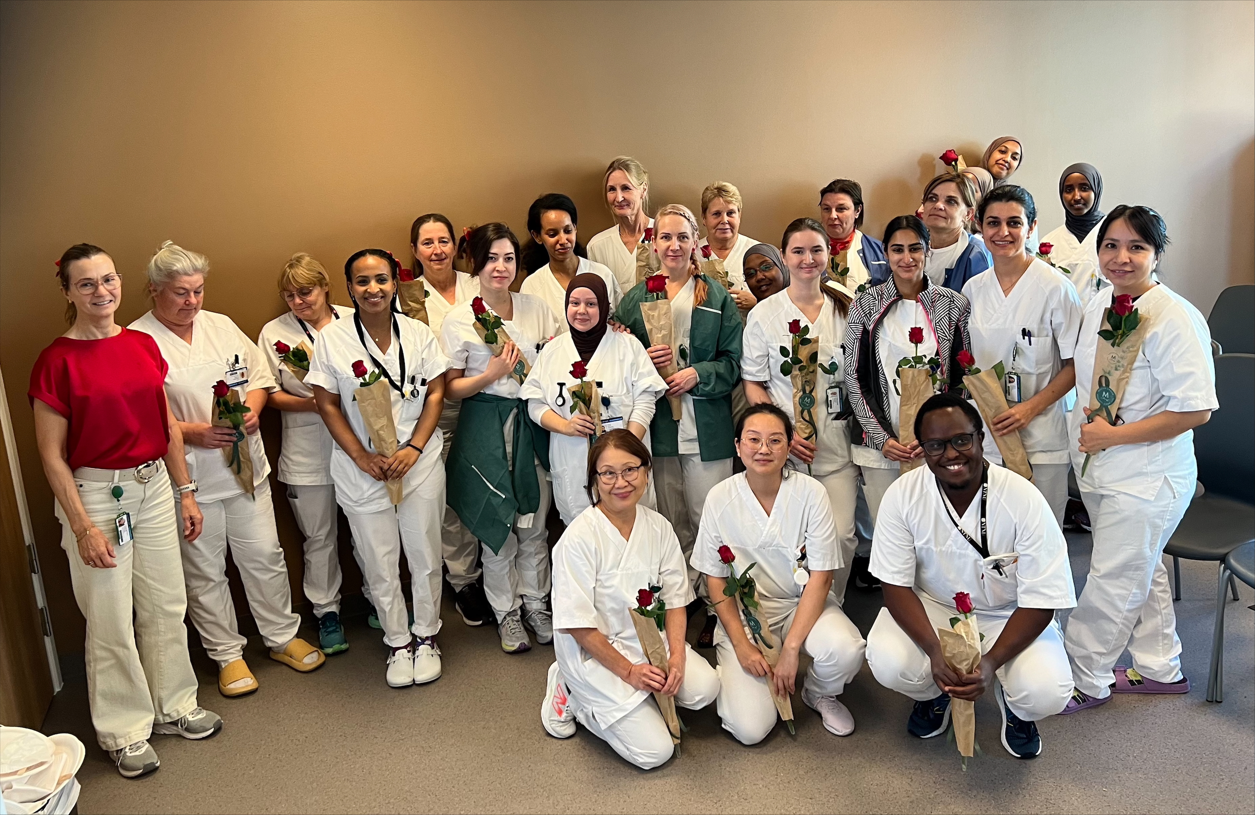 En gruppe mennesker som poserer for et bilde