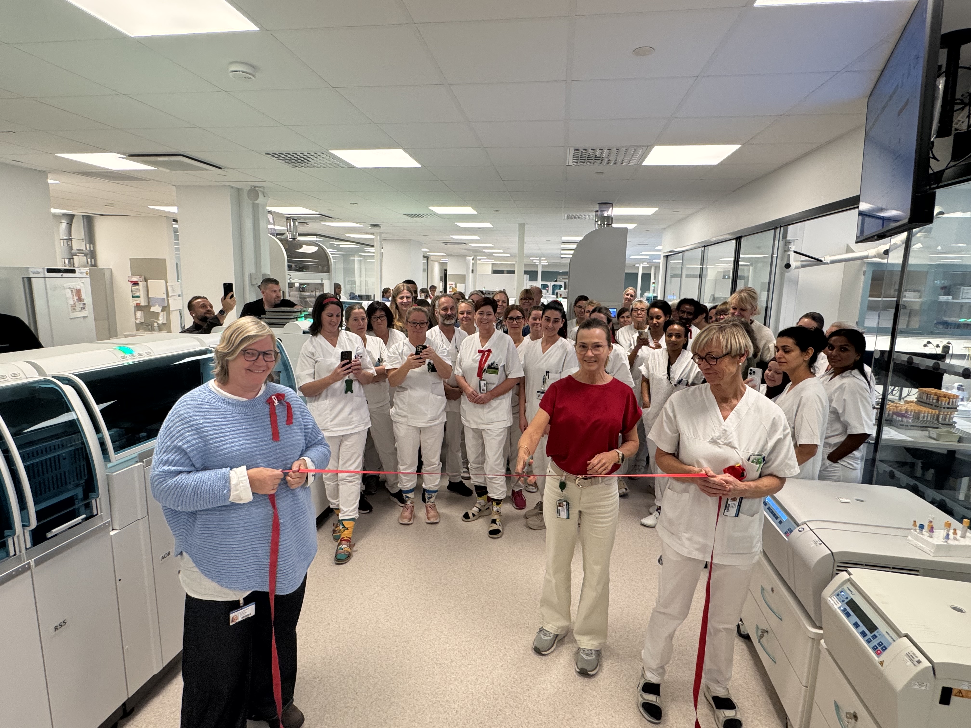 En gruppe mennesker i hvite laboratoriefrakker