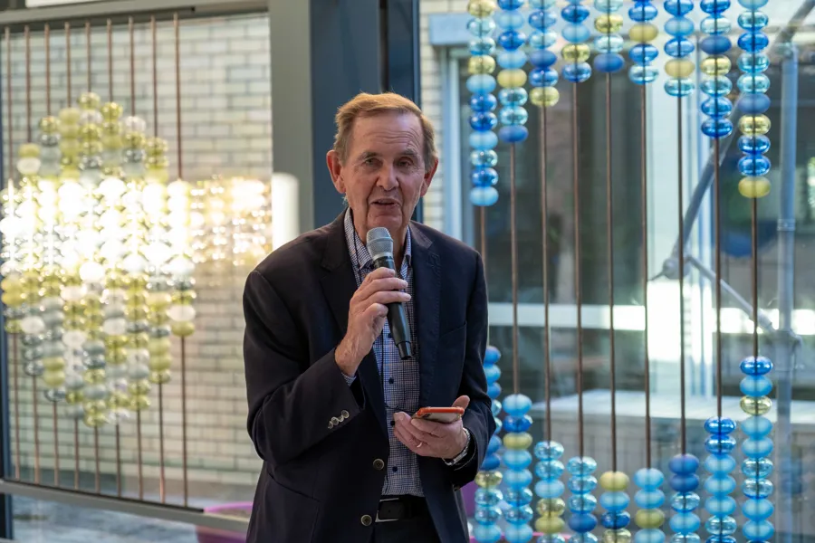 En person som snakker inn i en mikrofon