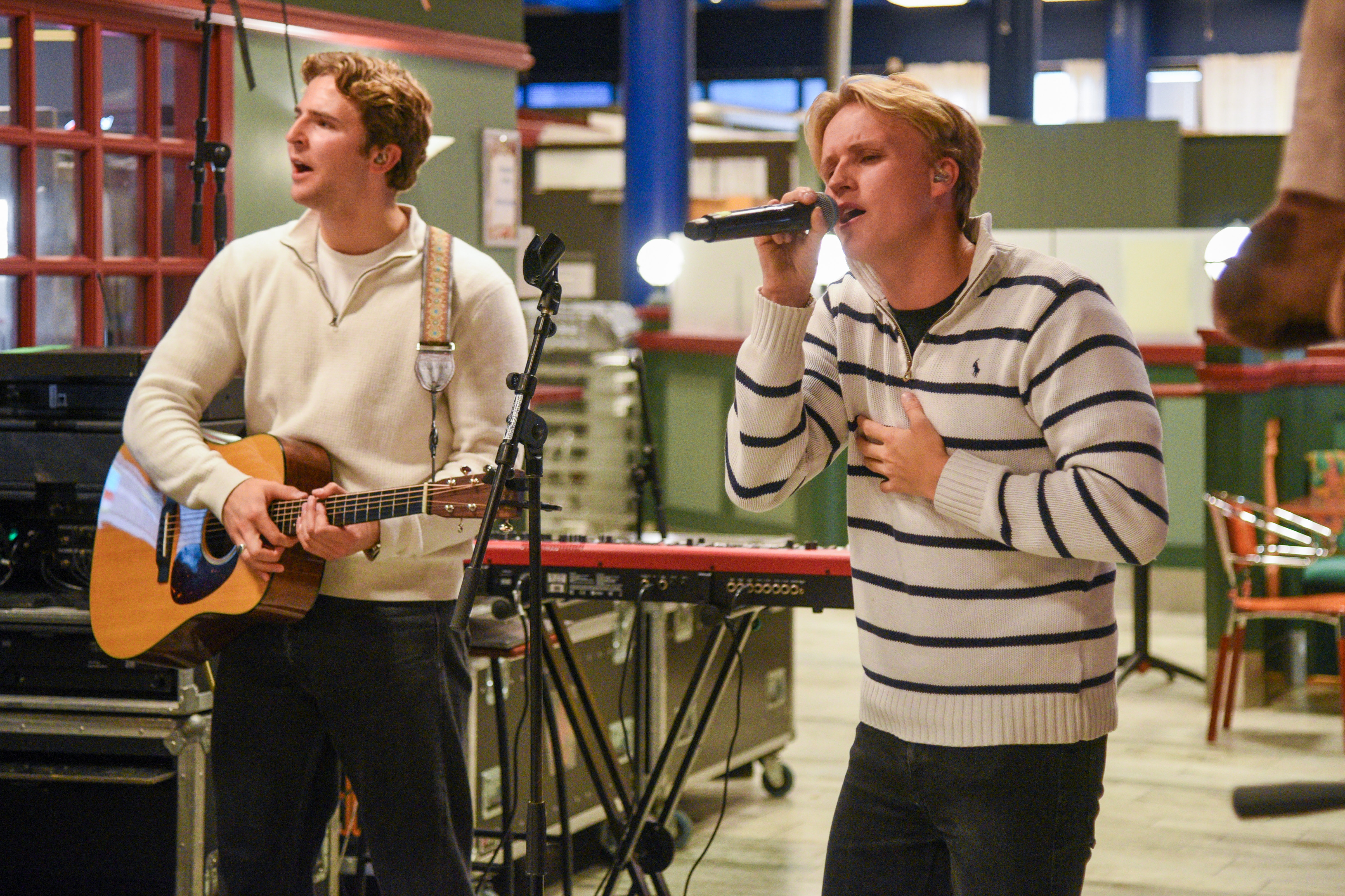 Et par menn som synger inn i mikrofoner