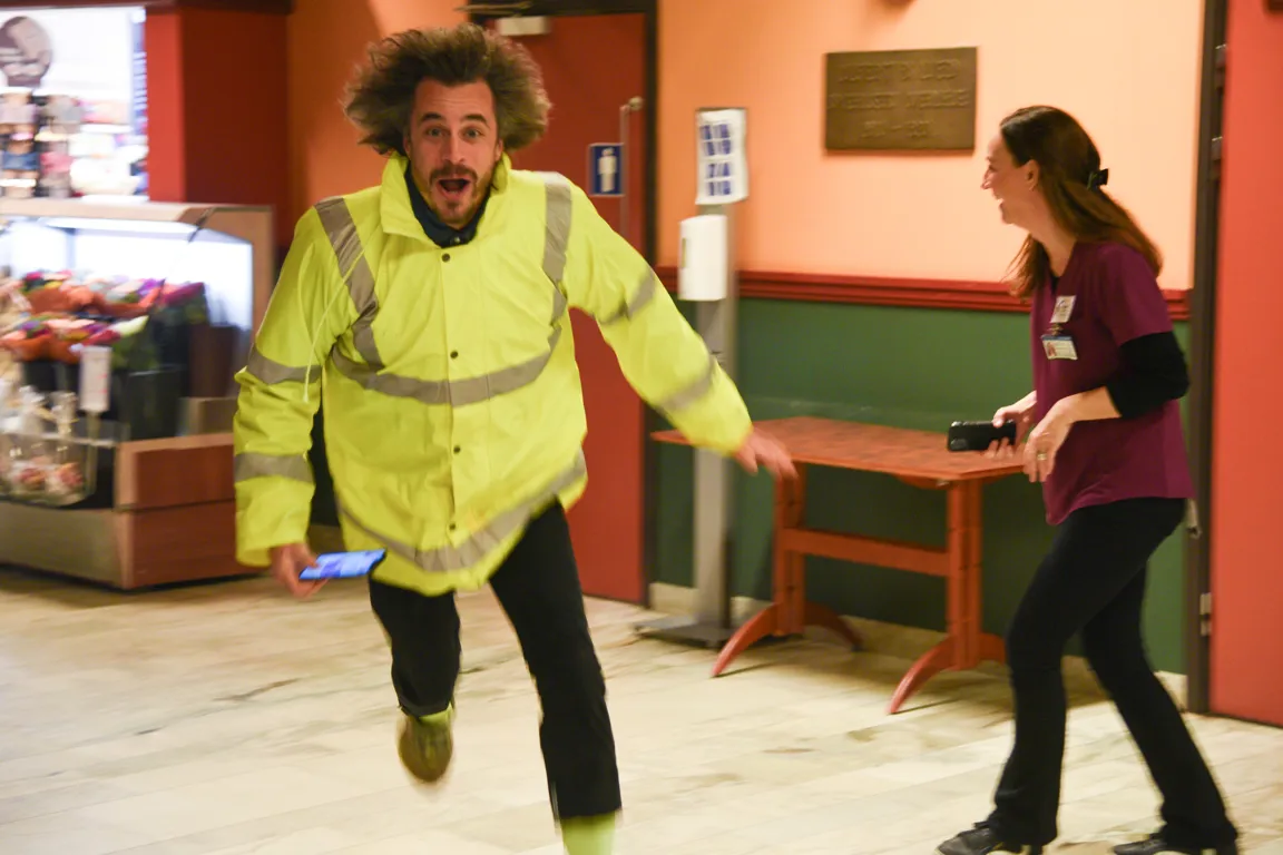 En person i en gul jakke