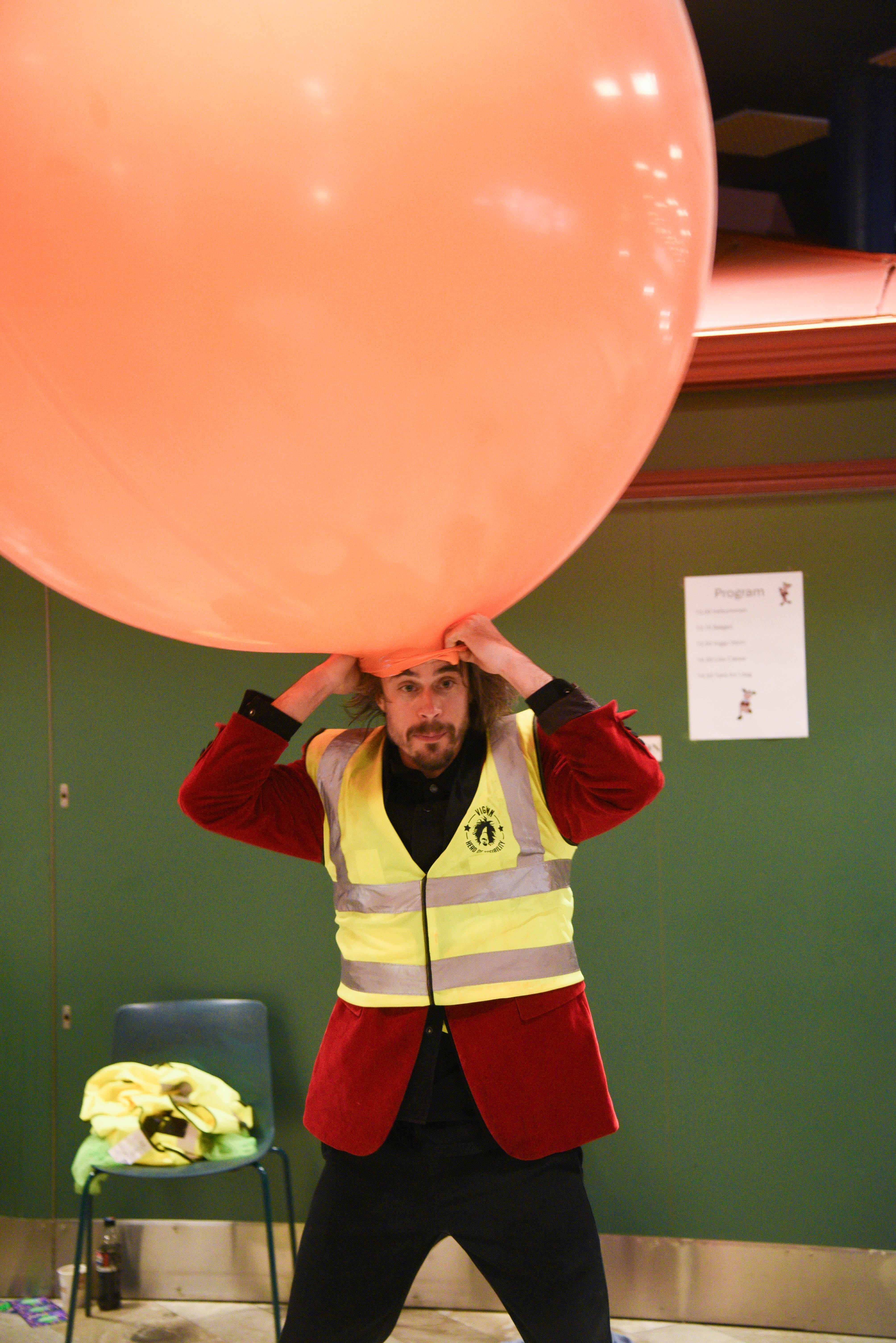 En person som har på seg et plagg