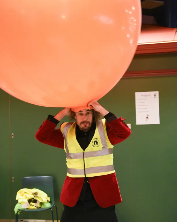 En person som har på seg et plagg