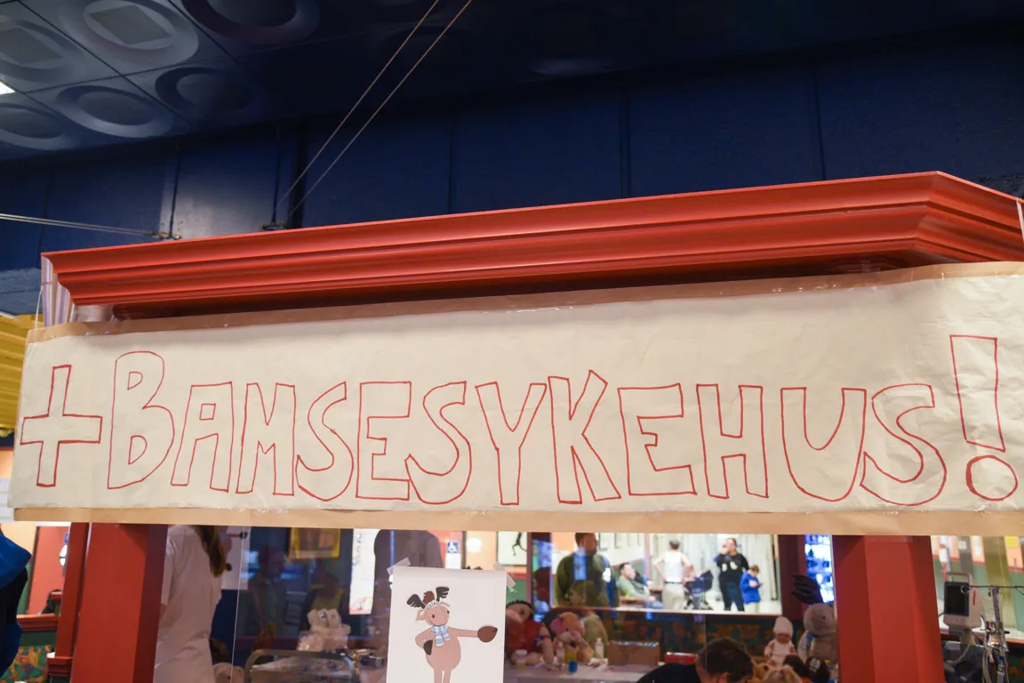 Et stort rødt skilt med hvit tekst