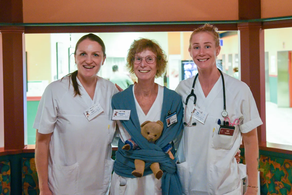 En gruppe mennesker som poserer for et bilde