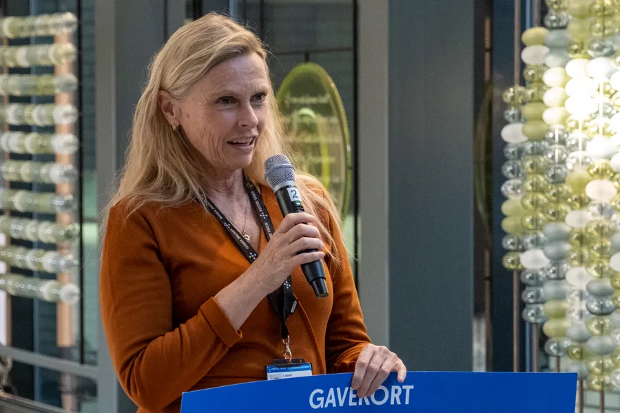 En person som snakker inn i en mikrofon