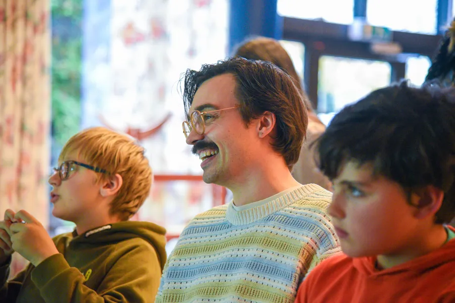 En gruppe mennesker som ler