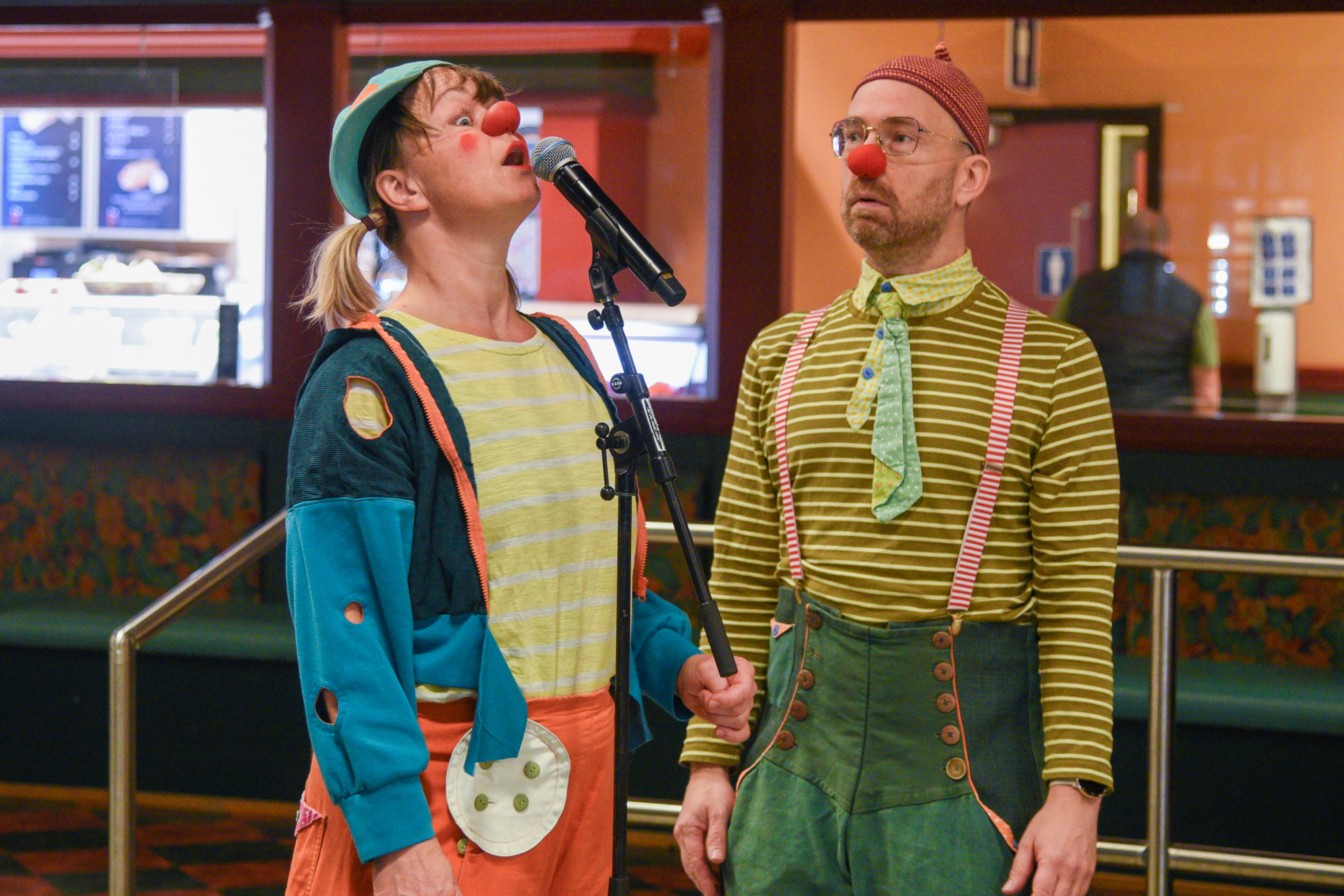 En mann og kvinne iført klær