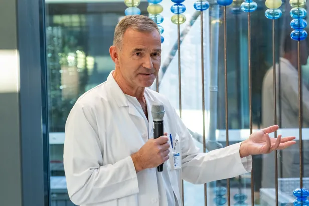 En mann som holder en mikrofon