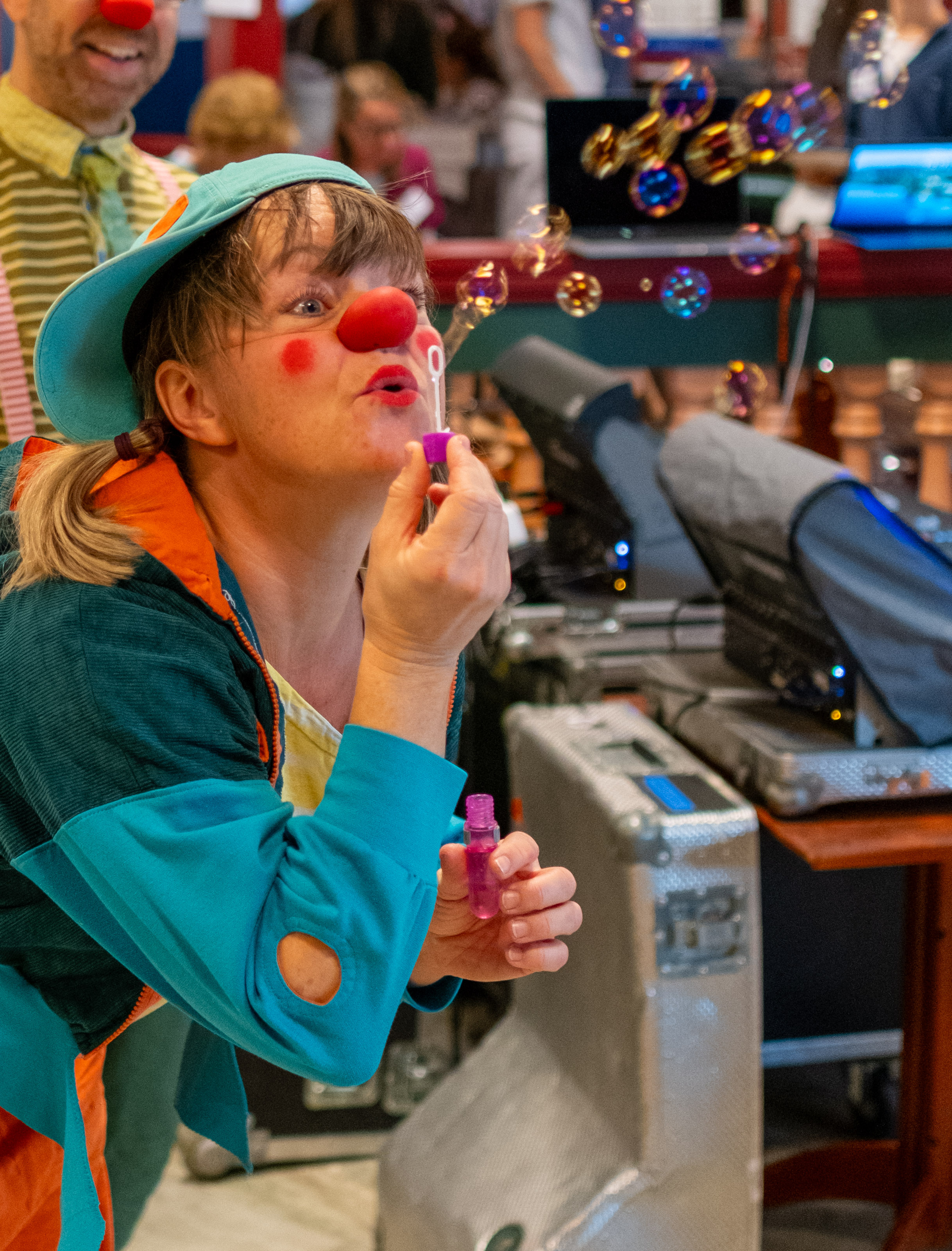 En ung jente med en ballong i munnen