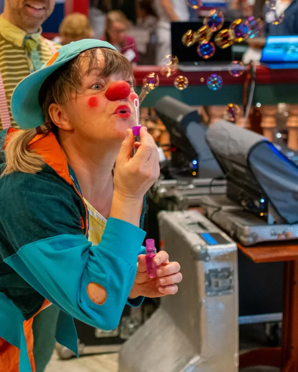 En ung jente med en ballong i munnen