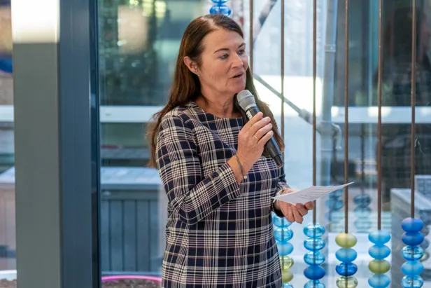 En person som holder en mikrofon