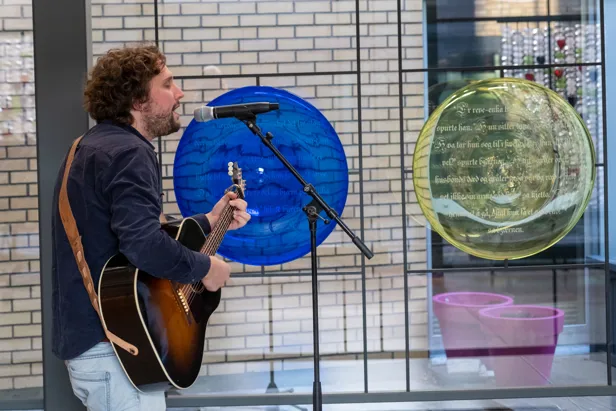 En person som spiller gitar