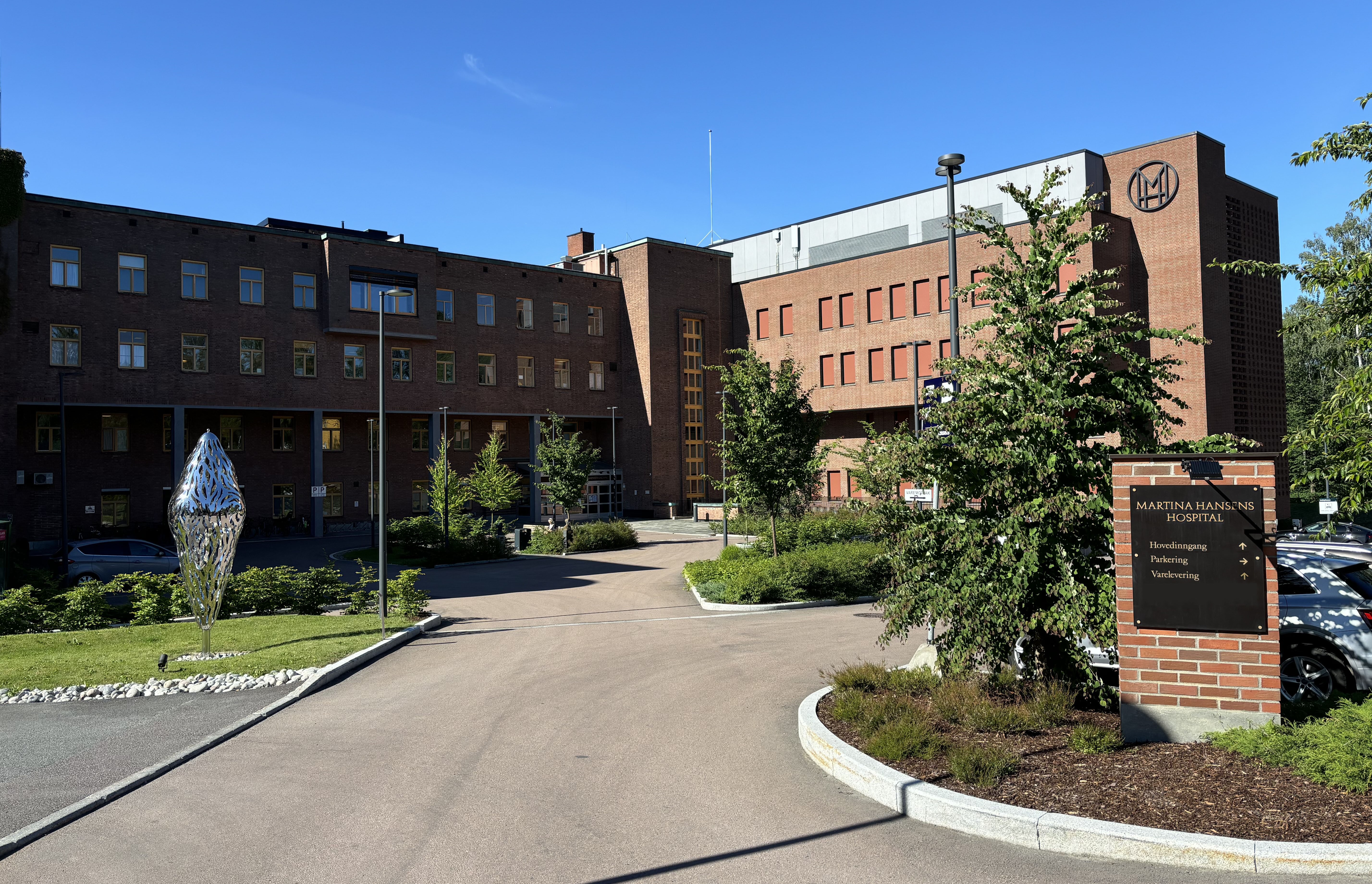 Gårdsplassen og fasaden til sykehuset Martina Hansens Hospital