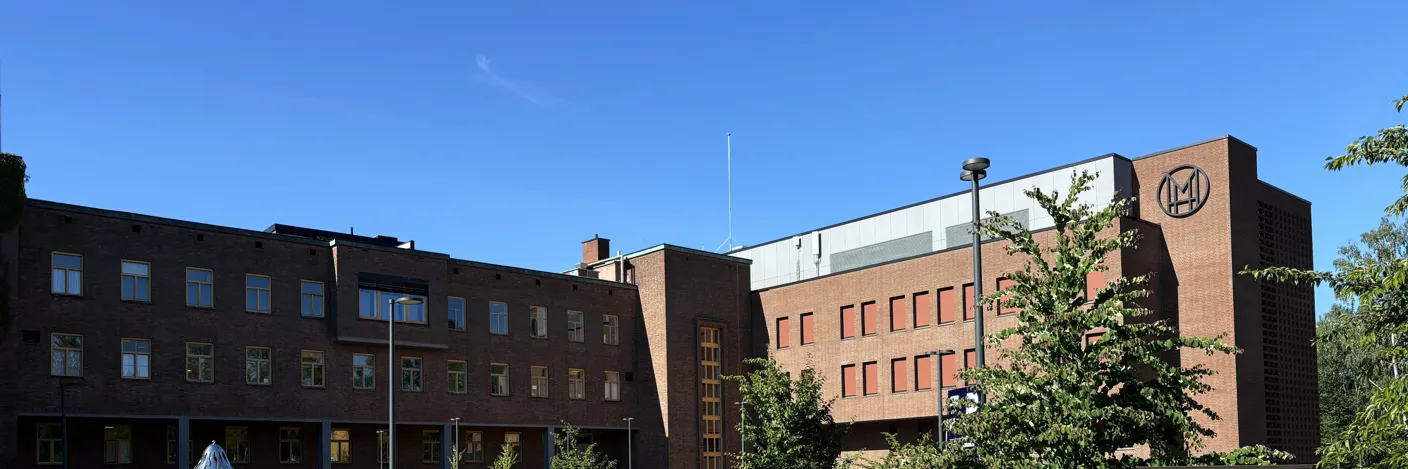 Gårdsplassen og fasaden til sykehuset Martina Hansens Hospital