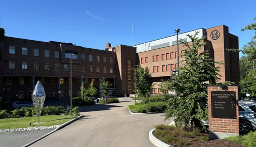 Gårdsplassen og fasaden til sykehuset Martina Hansens Hospital