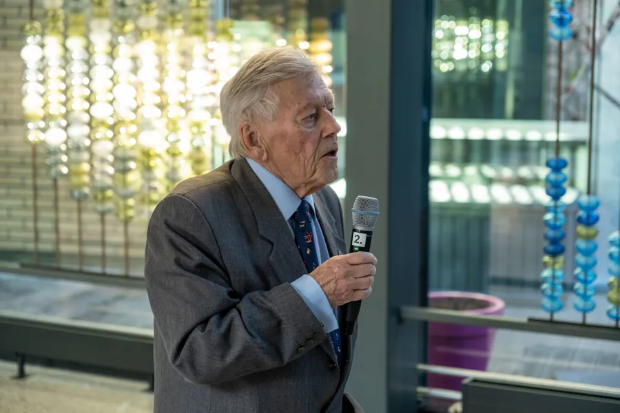 En mann som snakker inn i en mikrofon